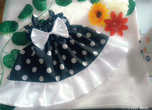 Vestido Negro Elegante para Bebé con un Toque de Distinción