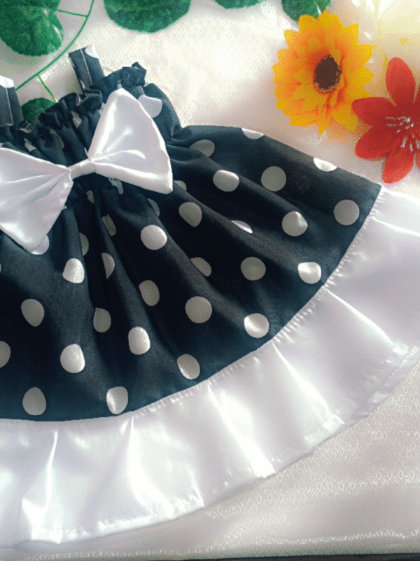 Vestido Negro Elegante para Bebé con un Toque de Distinción