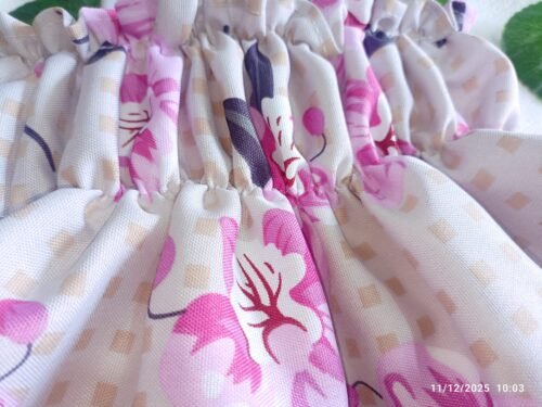 Vestido Gris Floreado Brillante que Aporta Energía y Alegría