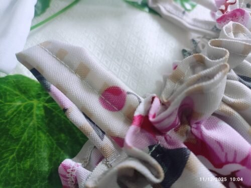 Vestido Gris Floreado Brillante que Aporta Energía y Alegría