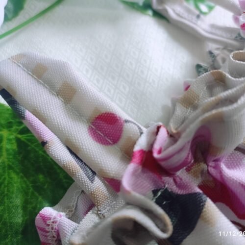 Vestido Gris Floreado Brillante que Aporta Energía y Alegría