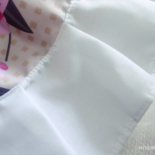 Vestido Gris Floreado Brillante que Aporta Energía y Alegría