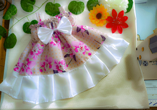 Vestido Gris Floreado Brillante que Aporta Energía y Alegría