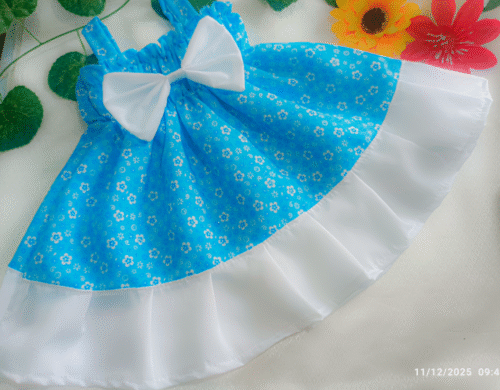 Vestido Celeste Floreado que Transmite Frescura y Mucha Dulzura