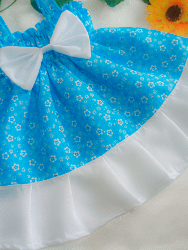 Vestido Celeste Floreado que Transmite Frescura y Mucha Dulzura